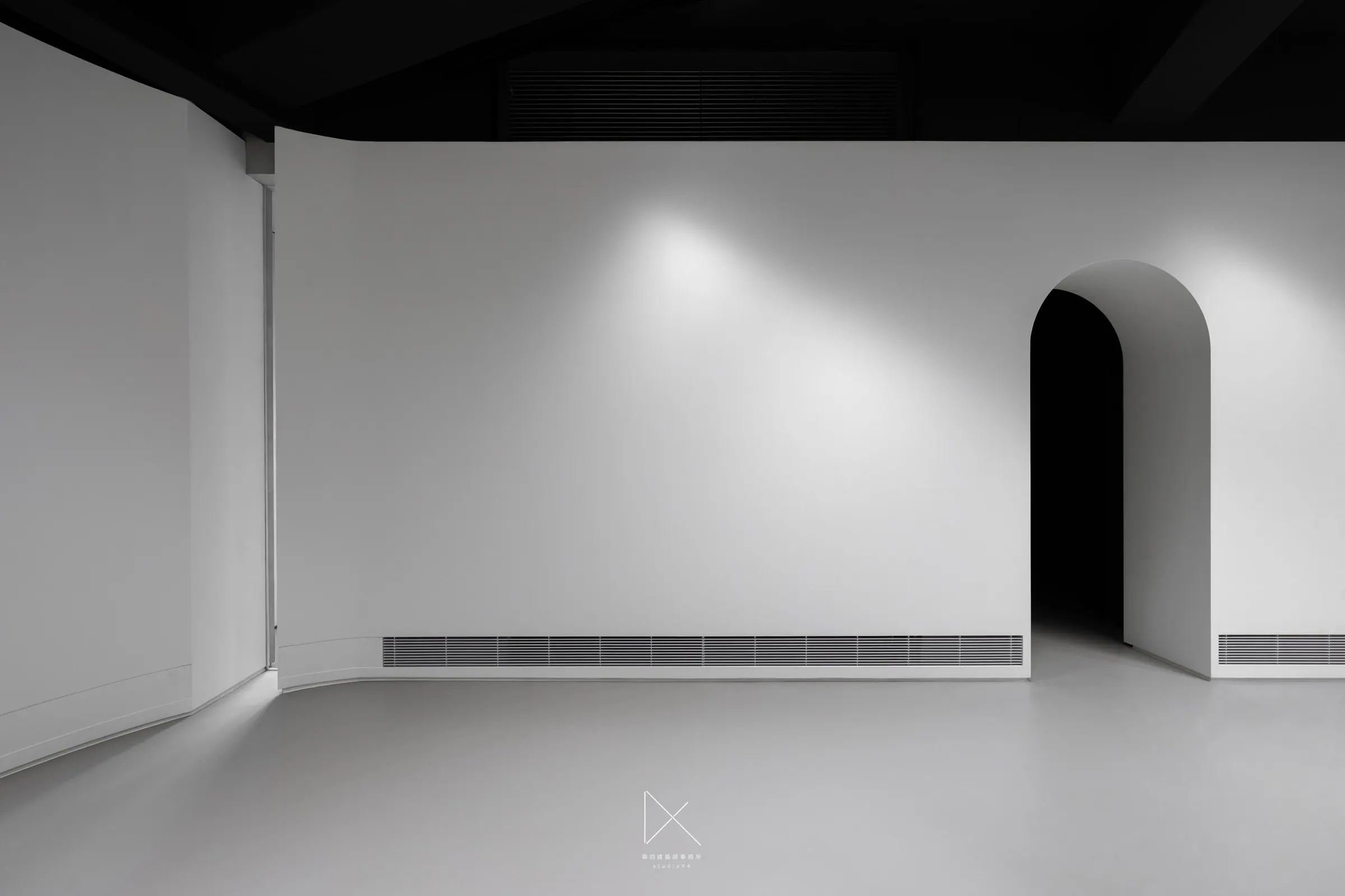主展間曲牆空景