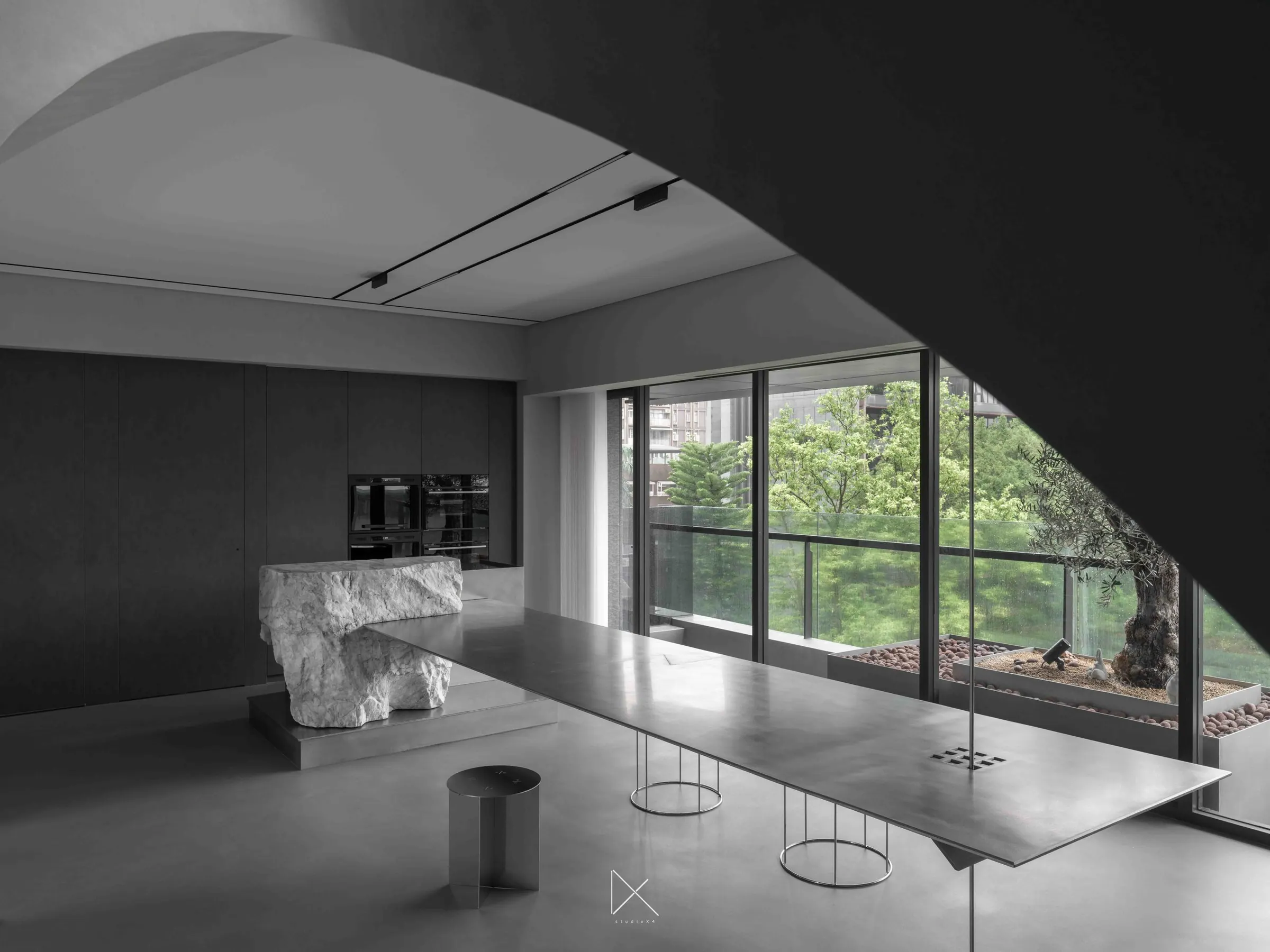 At the heart of the space, a five-meter-long table floats effortlessly, anchoring the atmosphere.